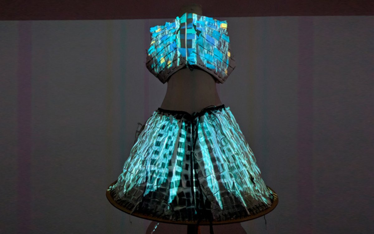 Sinergia video mapping sobre vestidos de papel